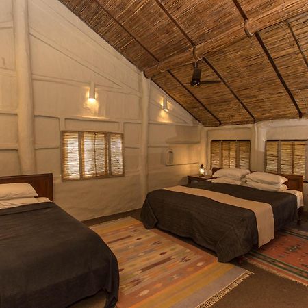 Tiger Tops Tharu Lodge Chitwan Extérieur photo
