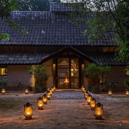 Tiger Tops Tharu Lodge Chitwan Extérieur photo