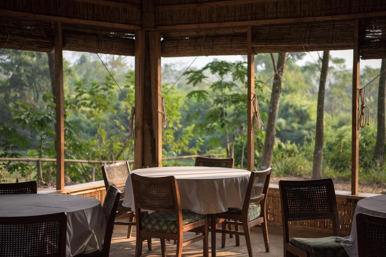 Tiger Tops Tharu Lodge Chitwan Extérieur photo