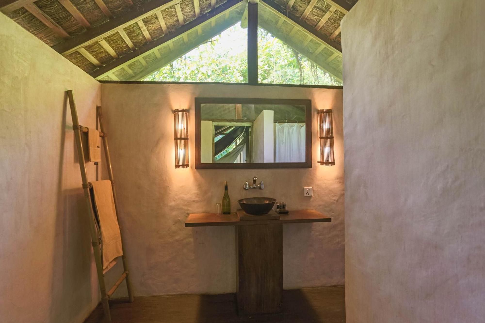 Tiger Tops Tharu Lodge Chitwan Extérieur photo