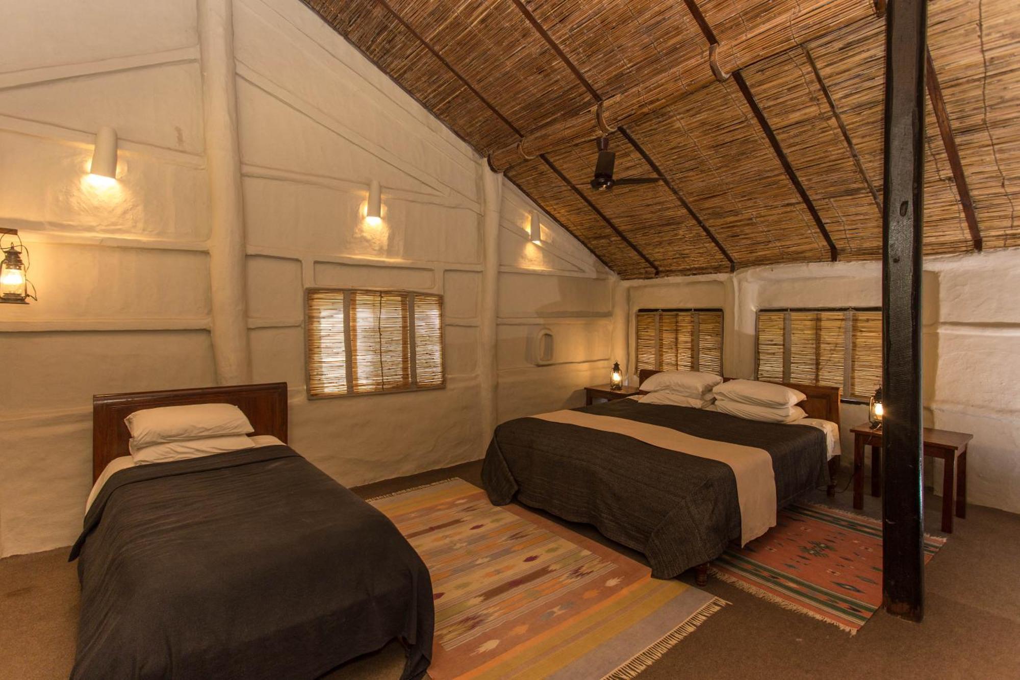 Tiger Tops Tharu Lodge Chitwan Extérieur photo