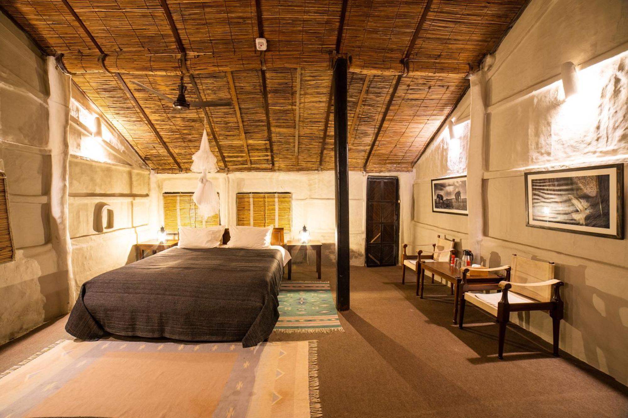 Tiger Tops Tharu Lodge Chitwan Extérieur photo