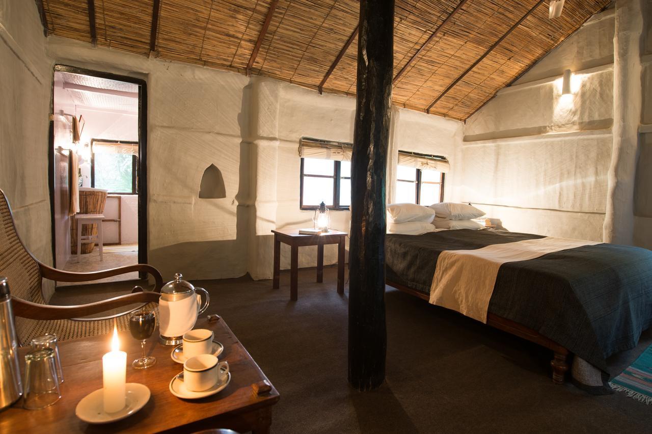 Tiger Tops Tharu Lodge Chitwan Extérieur photo
