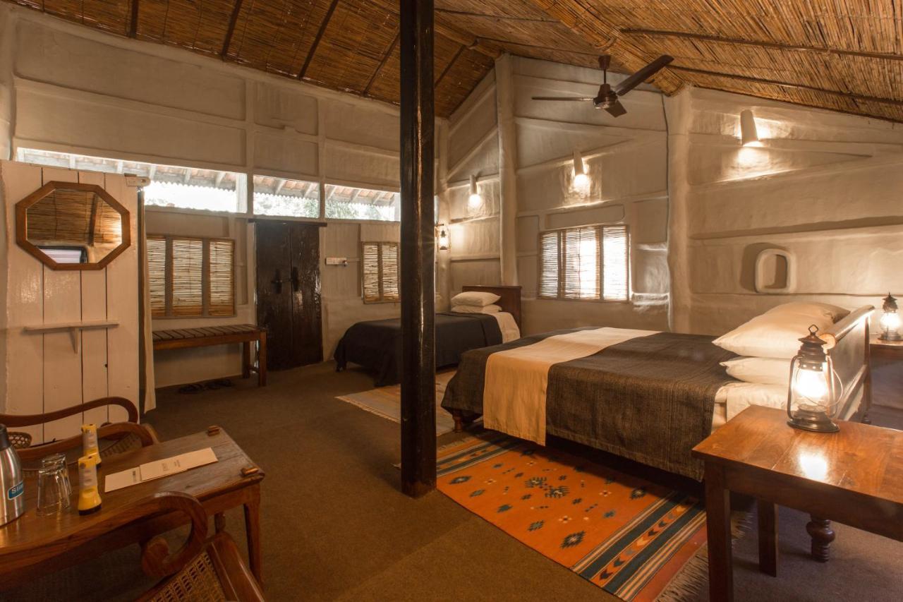 Tiger Tops Tharu Lodge Chitwan Extérieur photo