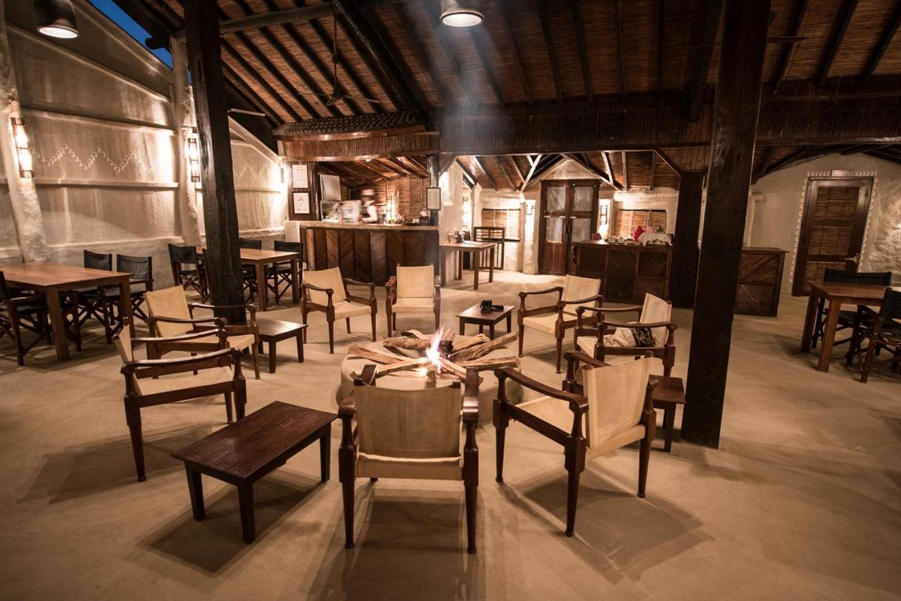 Tiger Tops Tharu Lodge Chitwan Extérieur photo