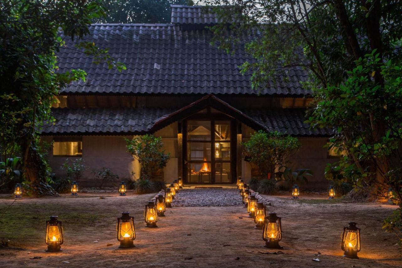 Tiger Tops Tharu Lodge Chitwan Extérieur photo