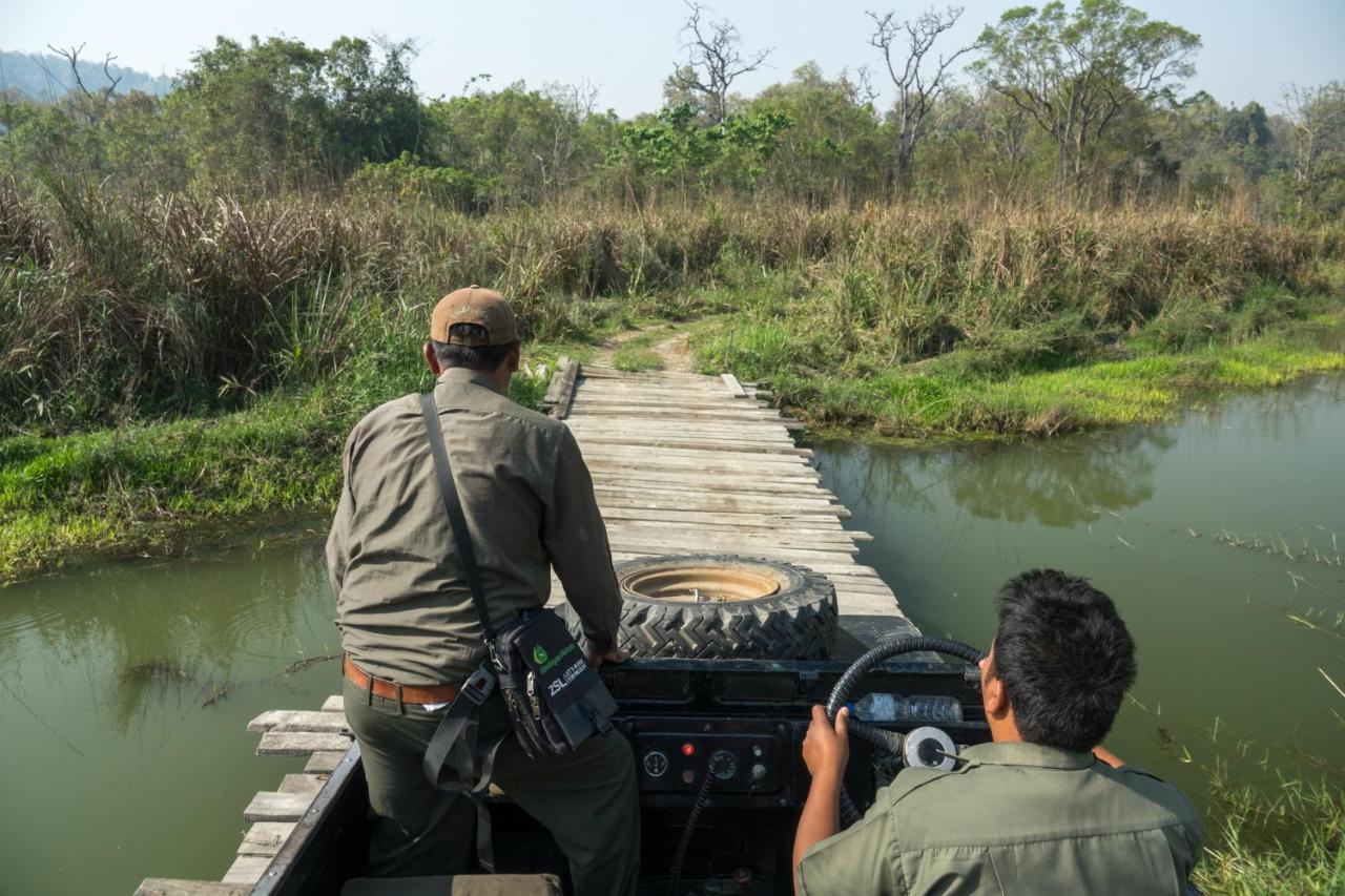 Tiger Tops Tharu Lodge Chitwan Extérieur photo
