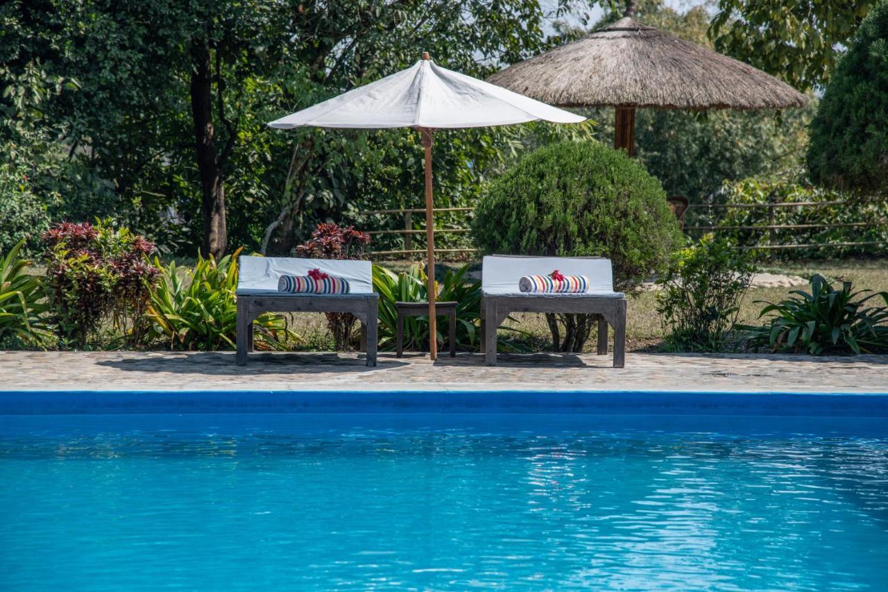 Tiger Tops Tharu Lodge Chitwan Extérieur photo